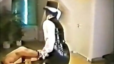 Herrin Erotica laesst die Peitsche knallen !!